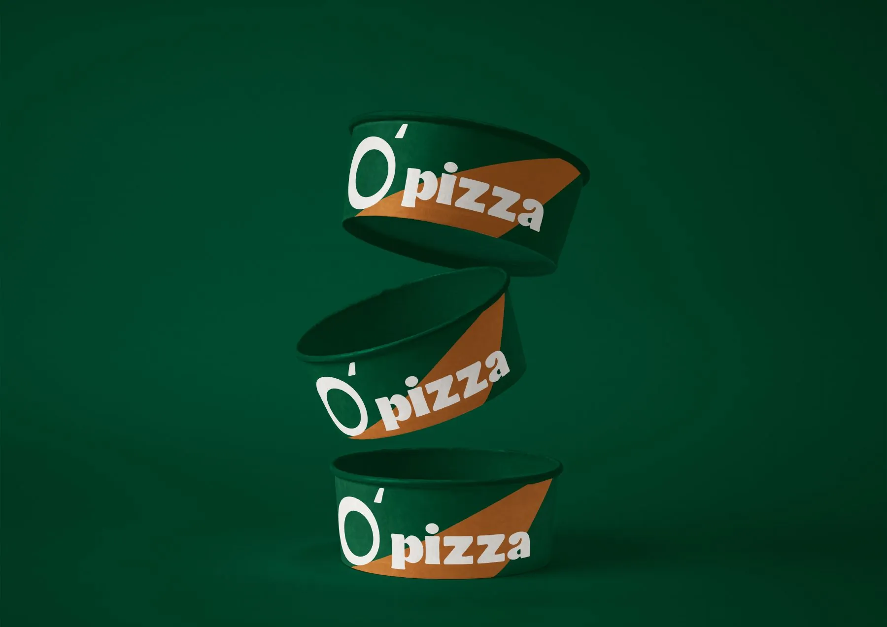 أوعية O’Pizza على خلفية خضراء