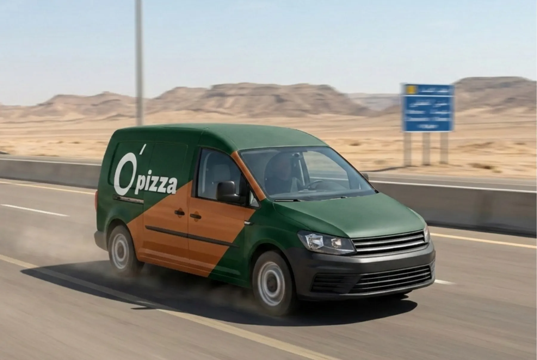 مركبة بهوية O’Pizza على الطريق